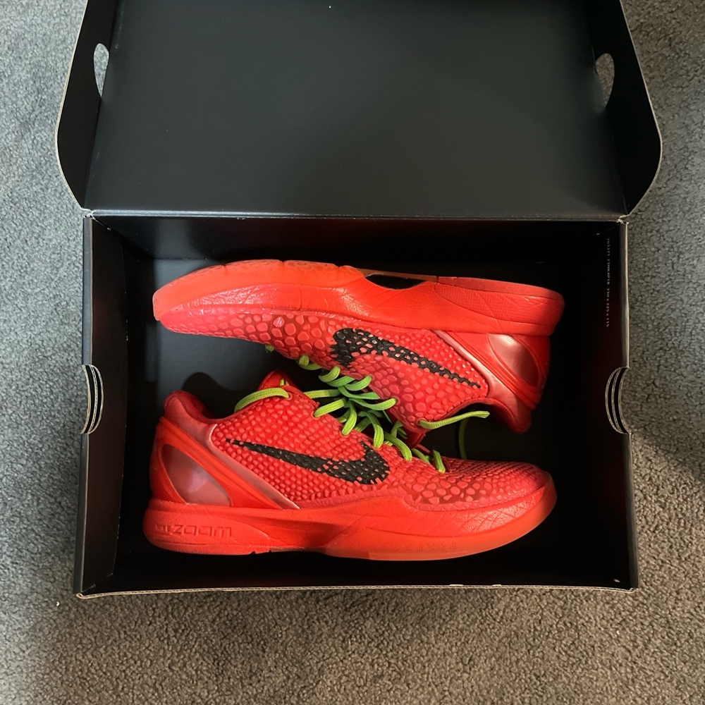 Kobe 6 Reverse Grinch (Size 8, good condition)